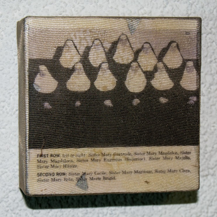 "marienschwestern" - acryl, papier, gewebe auf leinwand - 10 x 10 x 4 cm