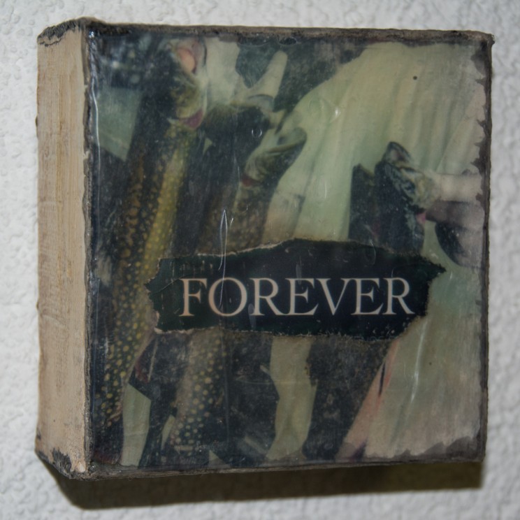 "forever" - acryl, papier, kunstharz auf leinwand - 10 x 10 x 4 cm