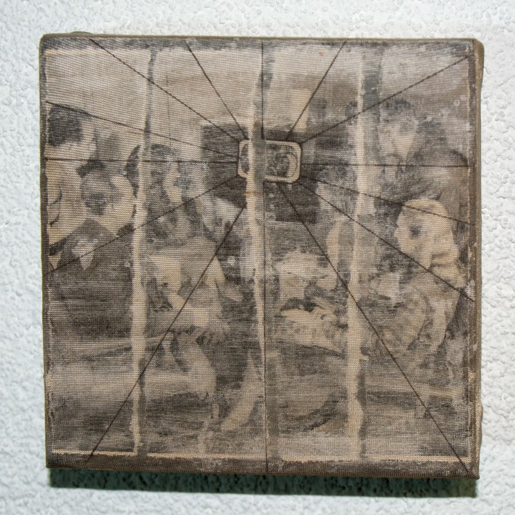 "truman show" - acryl, papier, gewebe auf leinwand - 15 x 15 cm