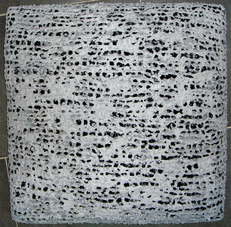 flat jack "o.t." - strickgewebe, acryl auf holz, gepolstert - 40 x 40 x 10 cm